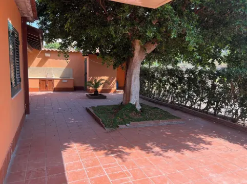 Vacation home with large outdoor space, 3 rooms, kitchen within walking distance to the sea Hotels in Costa Saracena - Castelluccio