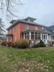 Charming 4-bedroom house with AC, WiFi in downtown Port Clinton!