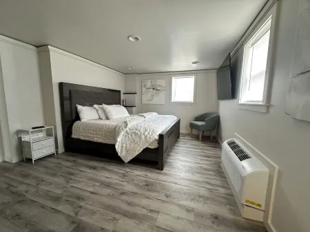 Private King Suite in Renovated Church – Cozy, Clean & Modern Stay in Cass City Отели в г. Tuscola County