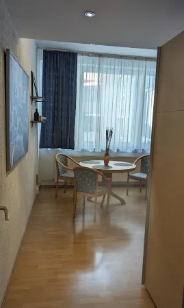 Geräumiges Doppelzimmer mit Bad und Tee/kaffeeecke, Schlafcouch, Zentral Gelegen Отели в г. Пфорцхайм