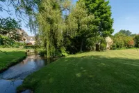 Charming cosy cottage w/babbling brook, in heart of the Cotswolds, w/parking.