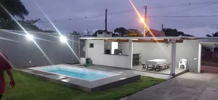 Casa Nova e Segura em Itapoá, Aceita Animais de Estimação Отели в г. Итапоа