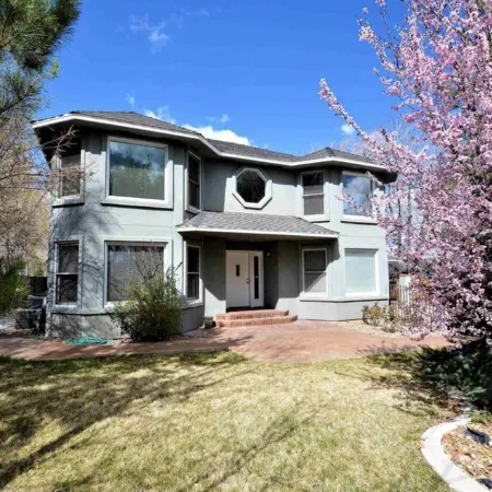 Spacious 6-bedroom house on the golf course with a new hot tub / spacious sauna.