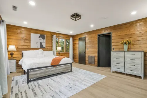 Modern Lakeside Mountain Retreat With Cabin Charm