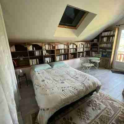 Superbly equipped, self-contained apartment in a quiet location close to the town center. Rooms