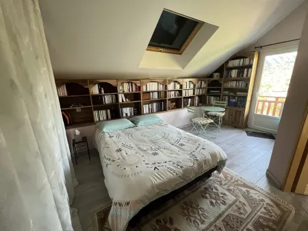 Superbly equipped, self-contained apartment in a quiet location close to the town center.