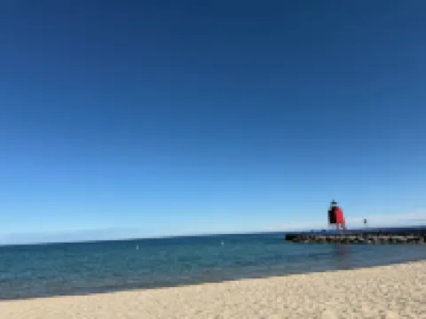 Spacious 5bedroom pet friendly home in Charlevoix 5 min walk to town,10 to beach