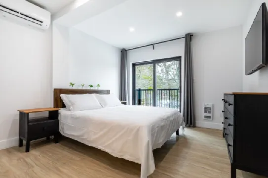 Cozy Modern Cottage - Walking distance to 5 beach access points