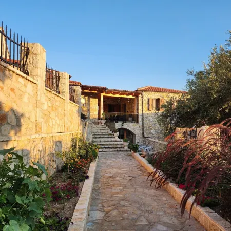Charming 3-bedroom villa with AC, WiFi,  in serene Dhërmi Отели рядом с достопримечательностью «Пляж Паласа»