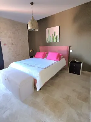 MAS TAREAU LE CHAI Hotel dekat Turnsole Field