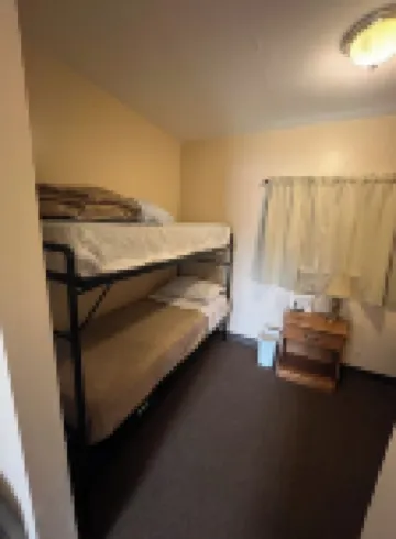 Cabin on main. Walking distance to all attractions