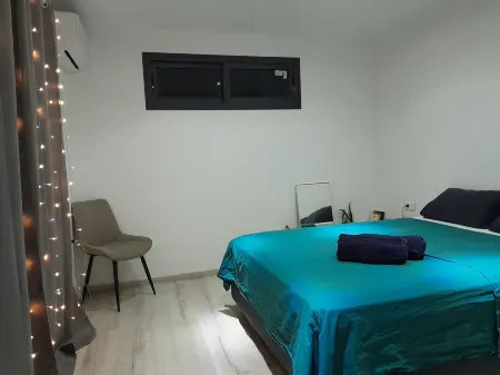 3-bedroom apartment sleeps 9, 2-minute walk from ferry dock