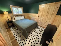 Charming Red Cabin in the woods. A perfect stay just 3 min from ski resort!