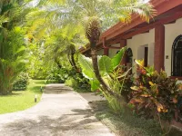 Private suite 103 with beautiful gardens, shared pool and BBQ area! Hotels in Dominical
