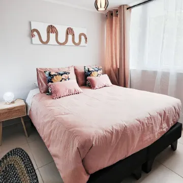 Urban, cozy and centrally located shelter with free parking Отели рядом с достопримечательностью «Парк Насьонес»