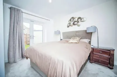 Detached House next to Rochester Train Station Hotel in zona Six Poor Traveller House