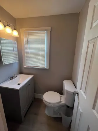 Charming 2-bedroom cottage and courtyard with WiFi, AC in Seaside Heights