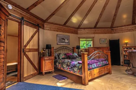 Welcome to Willowbend a peaceful forest country retreat. Unique Yurt style cabin