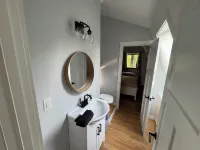 Charming lake front 2-bedroom cottage in serene Alexander with WiFi, AC