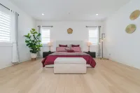 Luxury Condo 4 Bedrooms w/2 En-Suites WiFi,TV, Pool SPA in Irvine. Pet-Friendly!