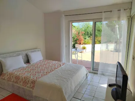 Villa vue mer ,grande Piscine à Débordement, Tennis, Piscine Intérieure, Отели в г. Сен-Поль-де-Ванс