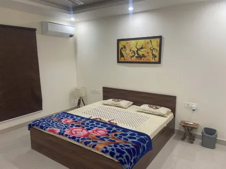Charming 4-bedroom farmhouse with WiFi, AC in awesome Noida