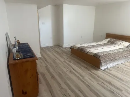 15 mins to Finch & Yong! Family-size unit. Отели рядом с достопримечательностью «Блэк Крик Пайонир Виллидж»