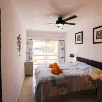 newly renovated apartment near the beach with pool Rooms