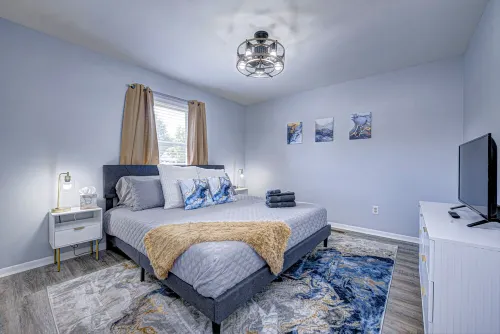 Convenient 2 bedroom with King Bed