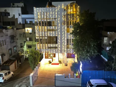 JK Rooms 149 Thakur Galaxy Отели рядом с достопримечательностью «Telankhedi Hanuman Temple»