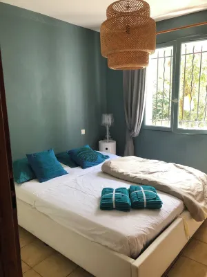 Near lake and ocean, large family home with garden close to all amenities.