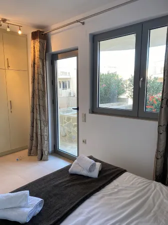 Elegant, Modern apt. Shared Swimming Pools. 5 min walk to Beach sleeps 6 Отели в г. Makris Gialos