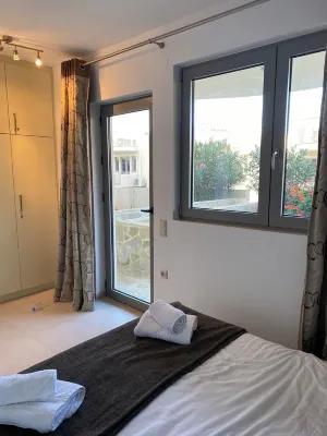 Elegant, Modern apt. Shared Swimming Pools. 5 min walk to Beach sleeps 6