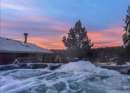 Cozy Hot Tub Cabin On The Lake!
