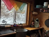 Cozy cabin on 30 acres just minutes from The Wilds with AC, WiFi