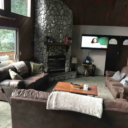 Lake cabin w/ big pines close to lake and village