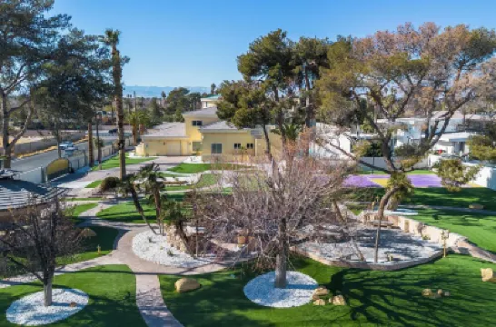 15,000 sqft Mansion 5 min from strip! 1.5 acre compound. Hotel a 