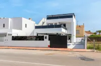 Ultimate Enjoyment: Luxury 8-person Villa with Jacuzzi, Pool & Beach within Walking Distance!