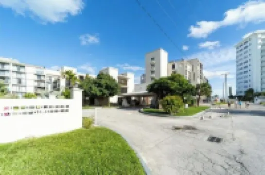 Charming 2-bedroom Beach Access Condo in marvelous Freeport, Lucaya