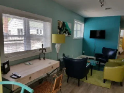 In town contemp , artsy hideaway—walk to 2 lakes and everything else!