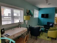 In town contemp , artsy hideaway—walk to 2 lakes and everything else!