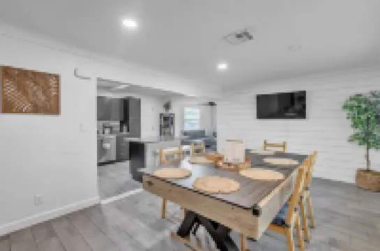 3 bdrm 2 bath luxury house in Largo - 15 mins to Clearwater Mins to beaches