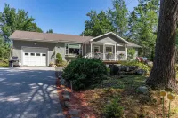 Charming 2-bedroom cottage located near Sandy Point Beach.