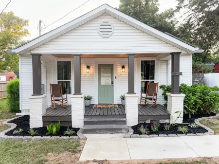 The Pecan Street Retreat - 1935 Gem