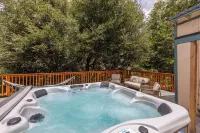 Serene 2 Bed 2 Bath Cabin with Hot Tub Nestled in San Bernardino Mountains