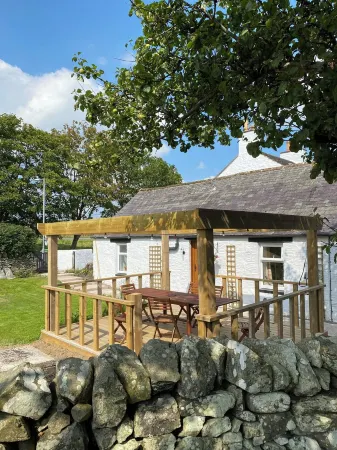 Stunning cottage, 3-beds, 2-baths, 2 sitting rooms. Fenced garden, dogs welcome.