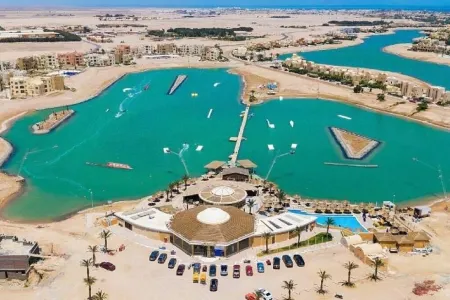 Waterside Apartments, El Gouna 1Bd plus Private Roof Terrace Отели рядом с достопримечательностью «Coraya Divers El Gouna»
