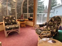 Bright, spacious 4 bedroom home. Hotels in Cochrane