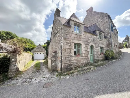 A setting of stone and history Отели в г. Локронан