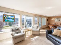 Lovely 2-bedroom condo in Chelan, close to town with mountain views Hotels in Chelan